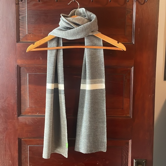 🩶BOSS Hugo Boss 2 tone grey Scarf - Picture 9 of 10